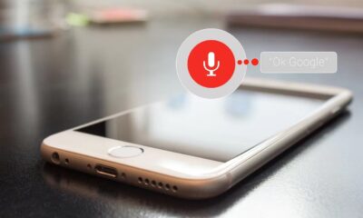 Imagem de celular com ícone de microfone demonstrando o comando de voz Ok Google, do Google Assistente